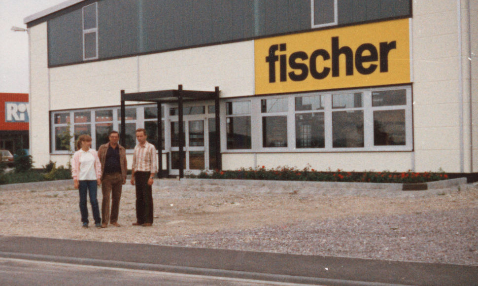 Historisches Bild der Familie Fischer vor der neuen Halle